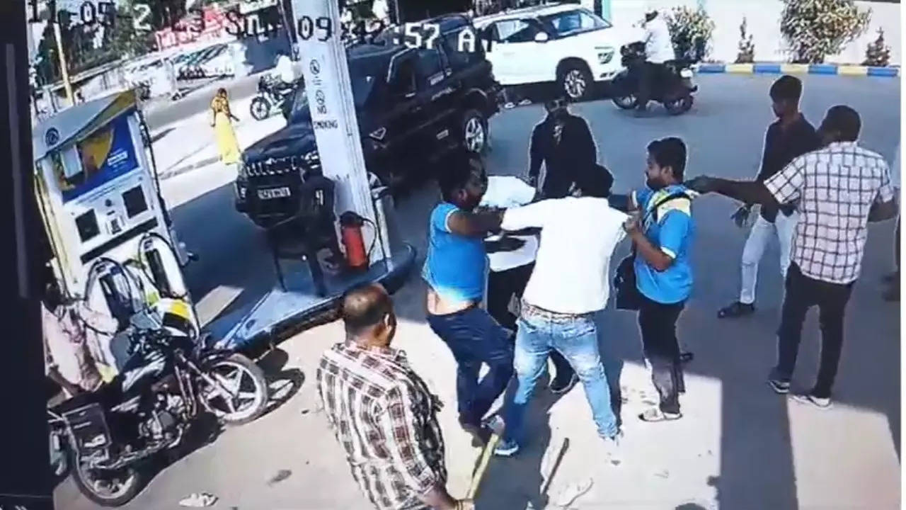 Group of Men Assaulted Petrol Pump Employees with Hockey Sticks in Gujrat's Junagadh | Video