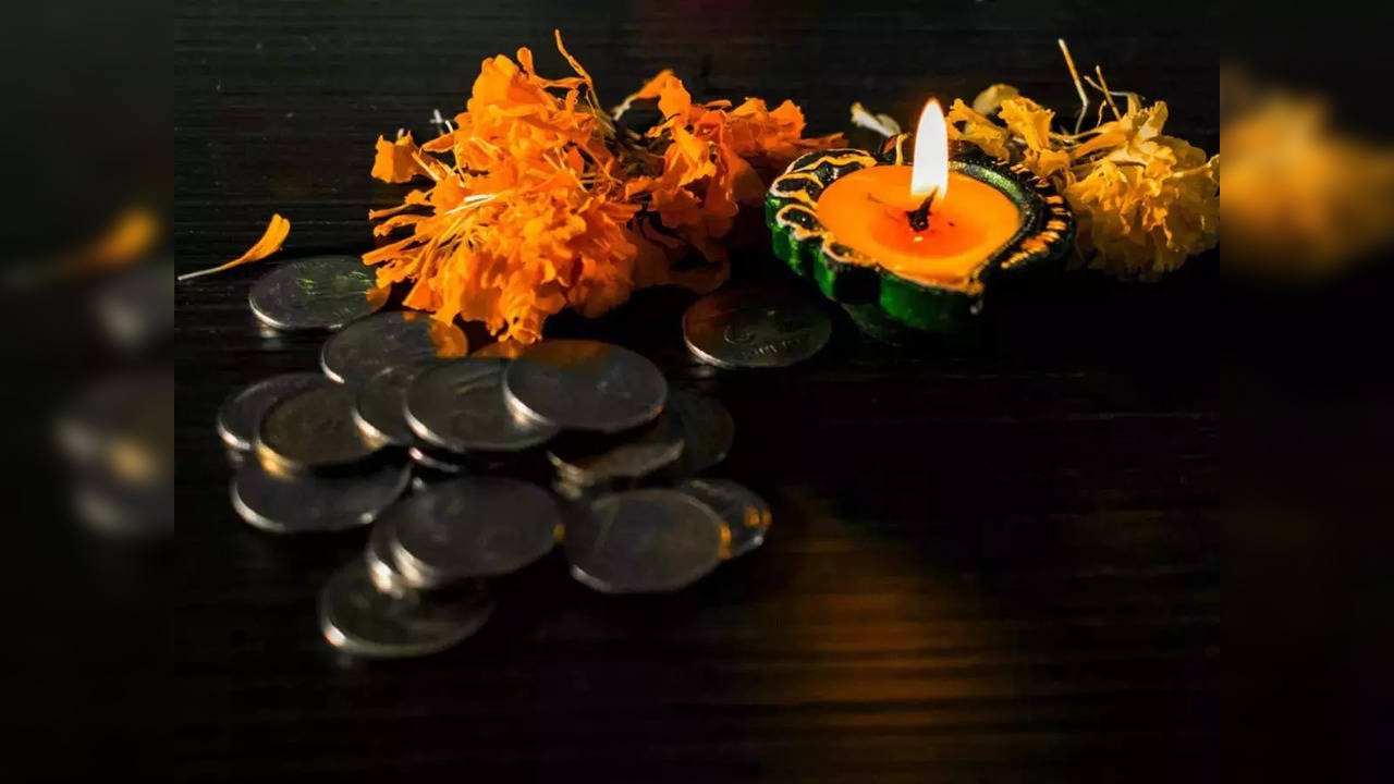 dhanteras 2023 after lakshmi puja new items bought on dhantrayodashi should be used.