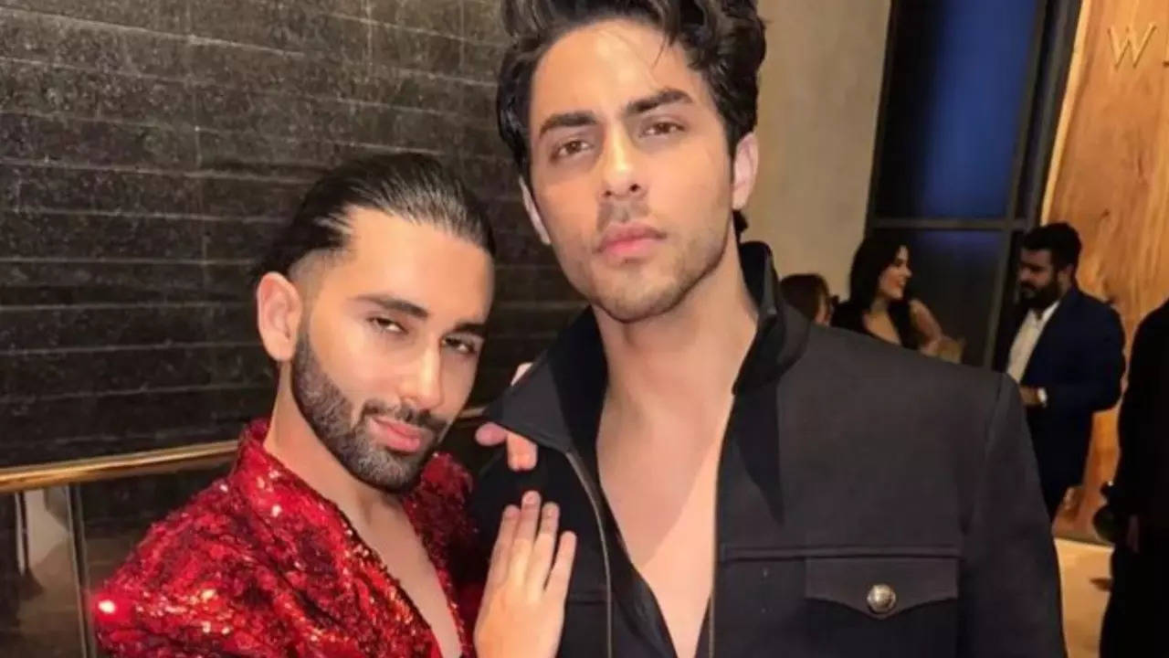 Aryan Khan Looks Spitting Image Of Dad Shah Rukh Khan From Younger Days In Unseen Party Pics