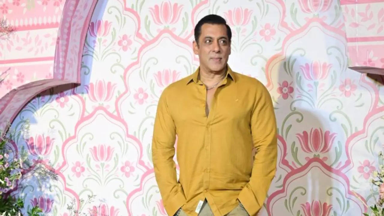 Salman Khan Attends Ramesh Taurani's Diwali Party Wearing 'Ladoo Peela Colour', Fans Go 'Looking Just Like A Wow' | Hindi News, Times Now