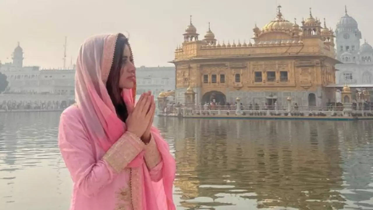 Urfi Javed Visits Golden Temple In Salwar Kameez