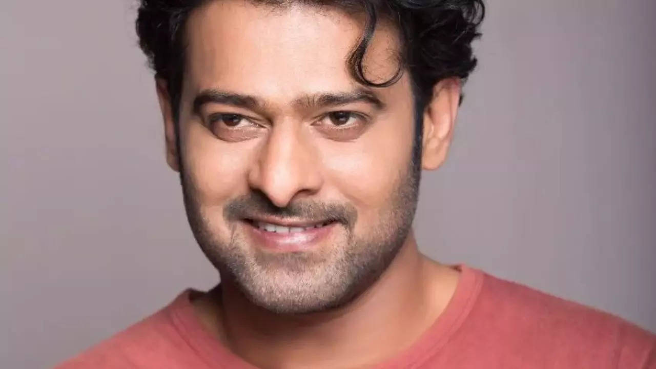 Salaar Star Prabhas Returns From Europe After Knee Surgery Telugu