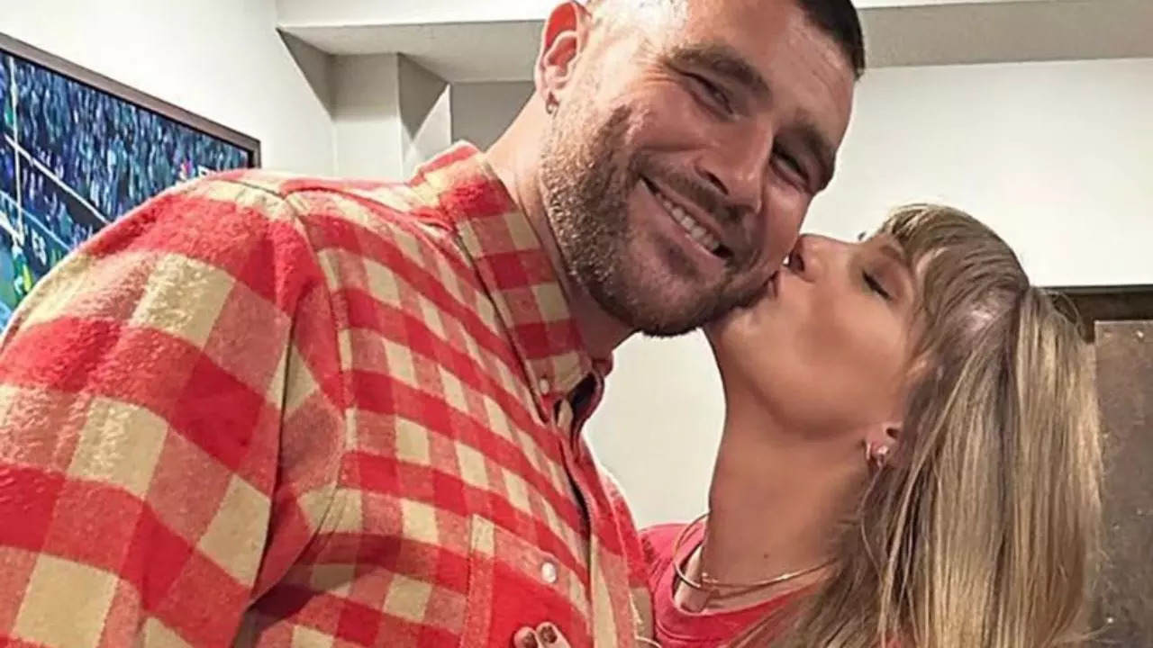 Taylor Swift Kissing Travis Kelce