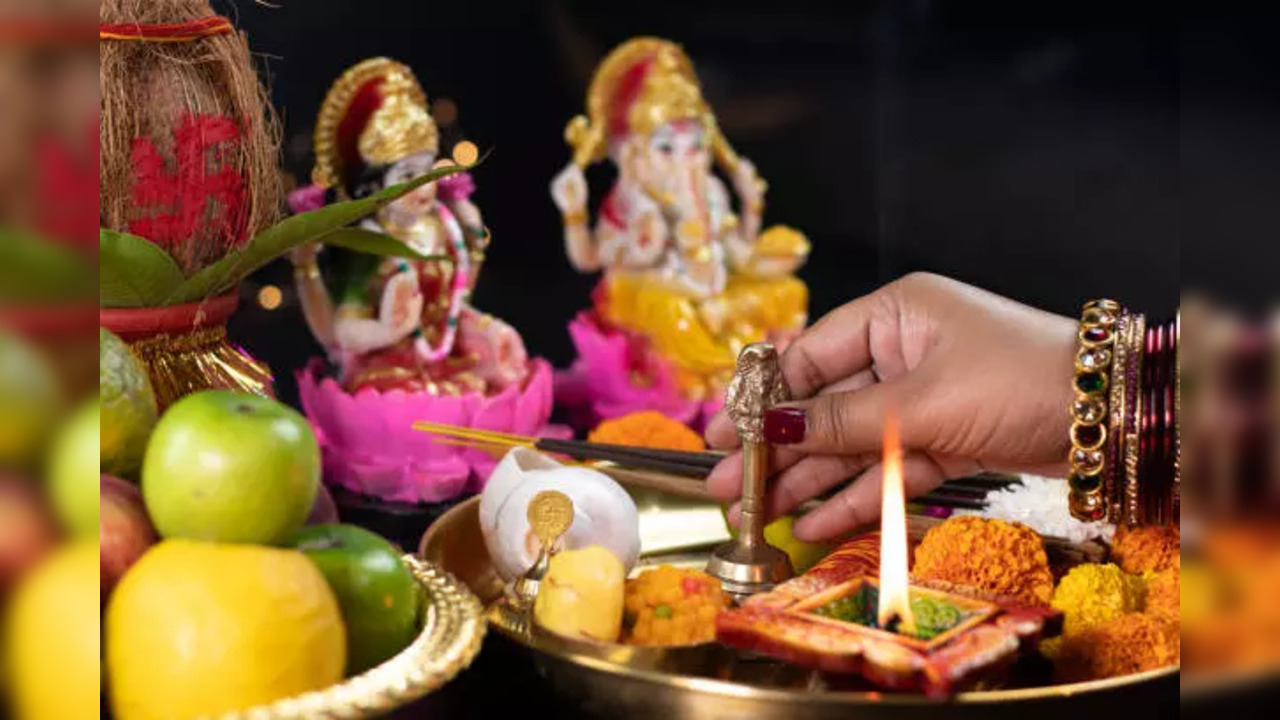 Know the lyrics and significance of Laxmi Aarti