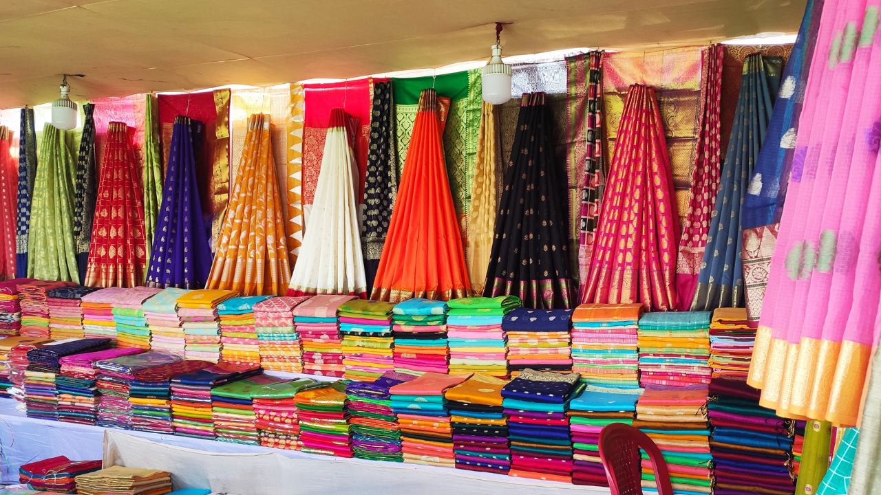 Saree Heist With a Twist! Gang of Women in Chennai Steals Sarees Worth 7 lakh, Gift It to Cops