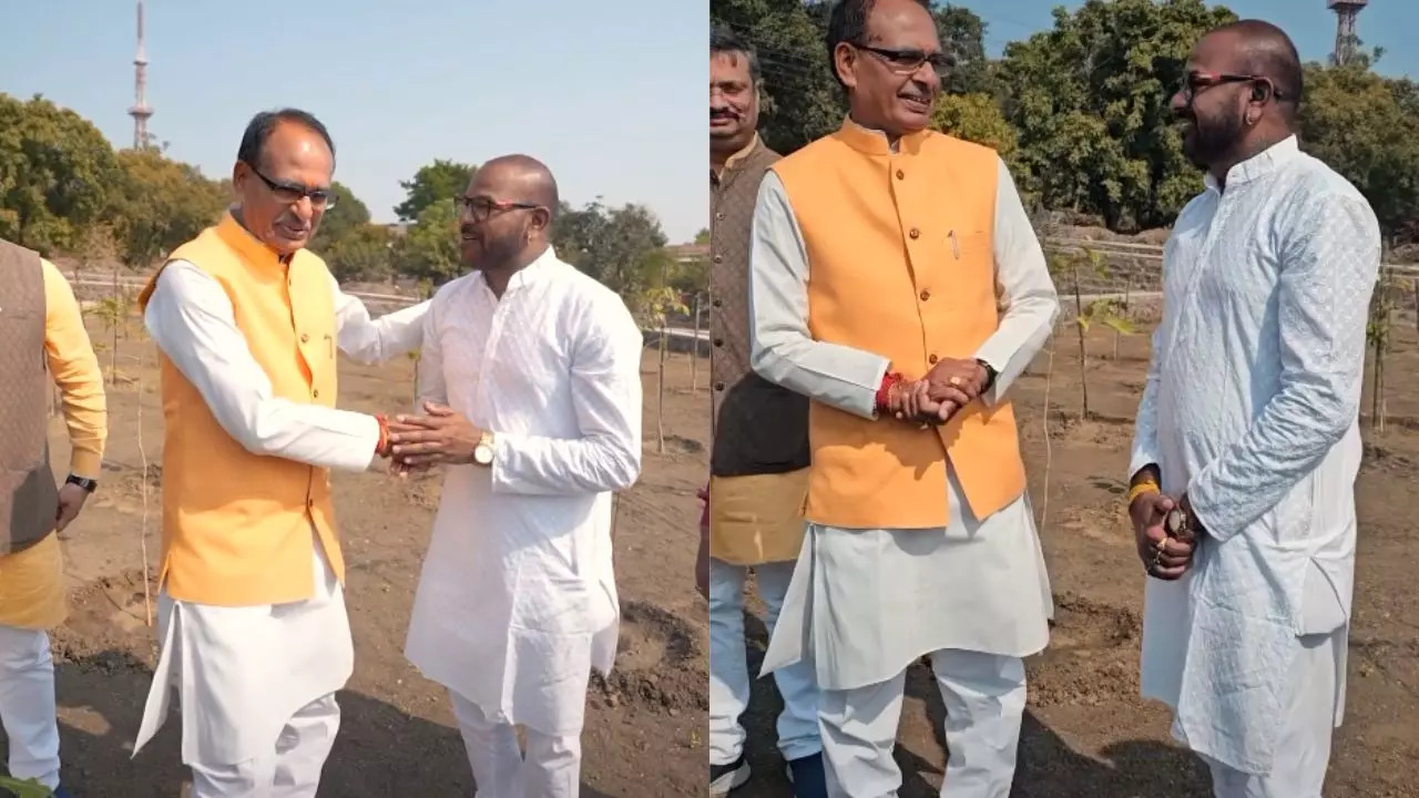 WATCH | MP CM Shivraj Chouhan Recreates Viral Meme With Bhupendra Jogi, Adds Fun To Election