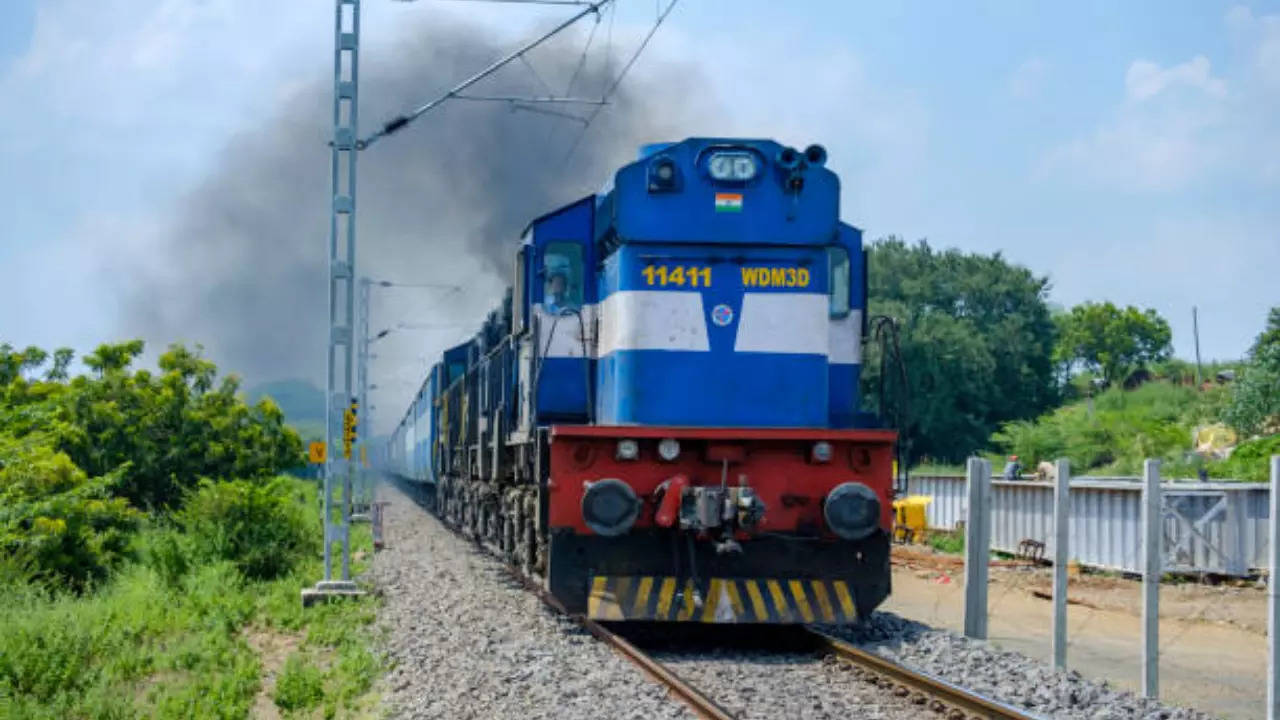 Emergency: Running At 130 Kmph, Delhi-Bound Train Comes To Screeching Halt Leaving 2 Dead