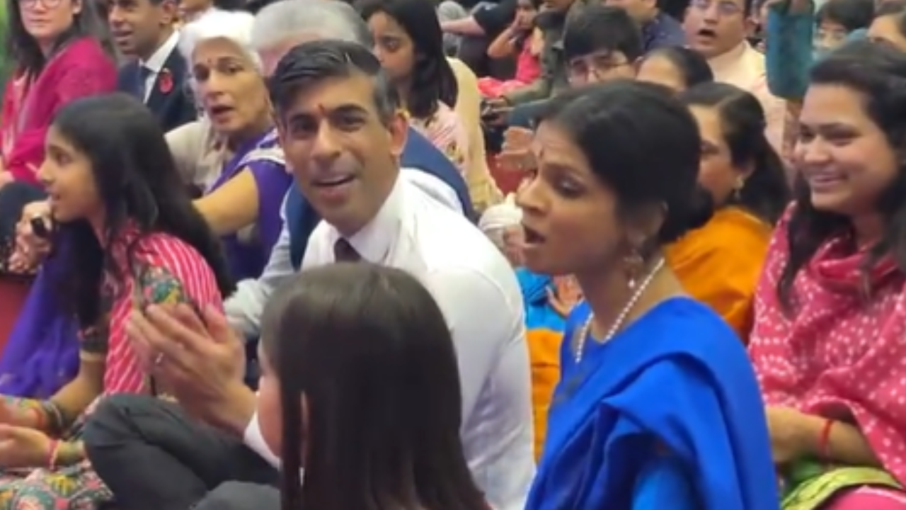 UK PM Rishi Sunak, Akshata Murty Sing Bhajan.