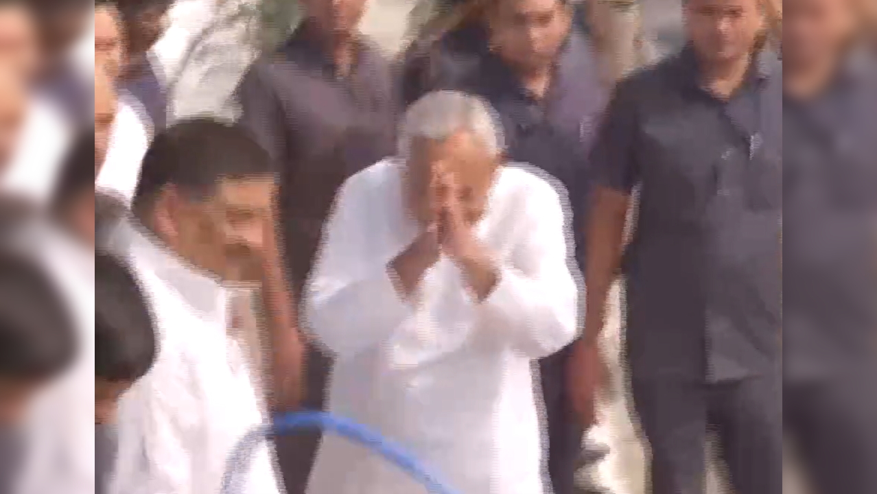 Nitish Kumar Bows Down To Reporters