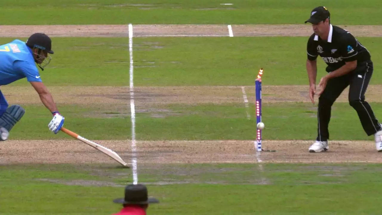 MS Dhoni Run out