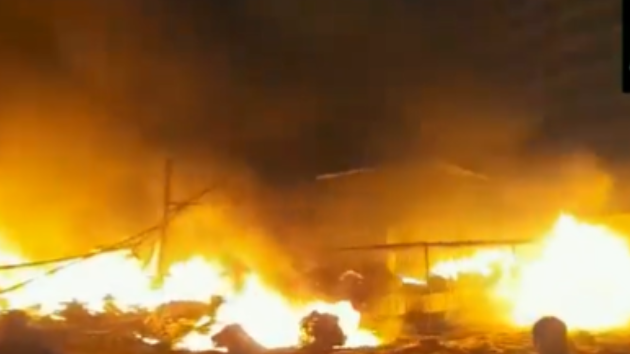 A massive fire broke out in a thread godown in the Bhiwandi area of Thane, last night.