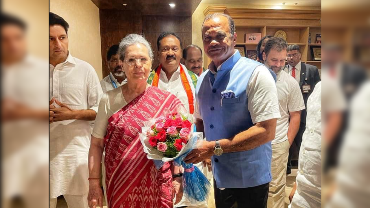 Komatireddy Venkat Reddy with Sonia Gandhi Telangana Assembly elections 2023