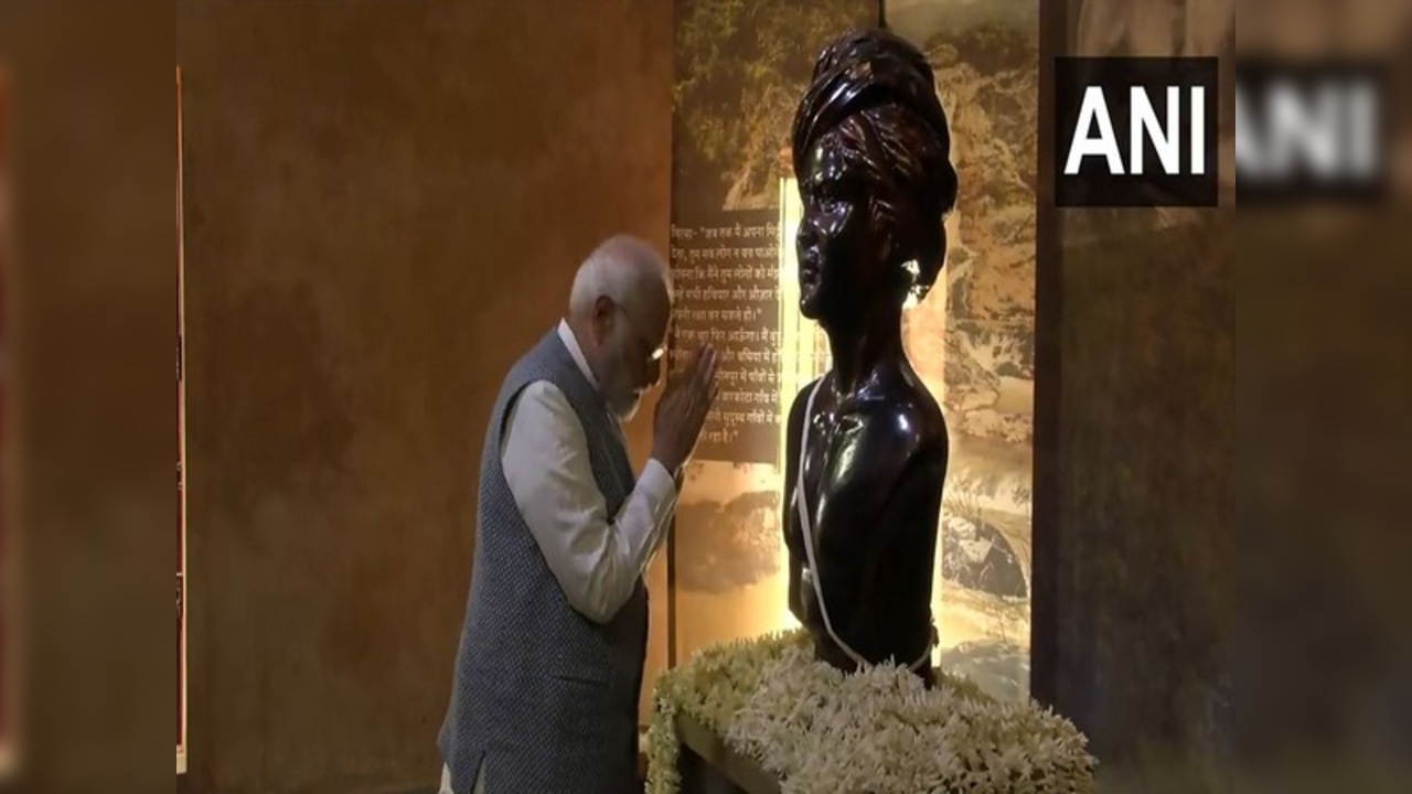 PM Narendra Modi Pays Tribute To Tribal Activist Birsa Munda In Khunti ...