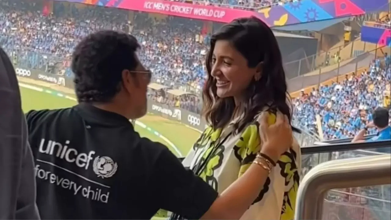 HEARTWARMING! Sachin Tendulkar Congratulates Anushka Sharma After Virat Kohli Reaches 50th ODI Century: WATCH