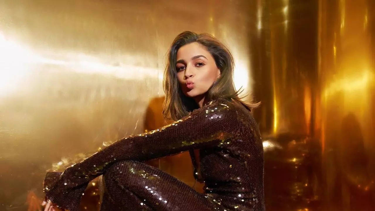 It's Expensive! Alia Bhatt's Sequin Dress For Koffee With Karan 8 Costs ...