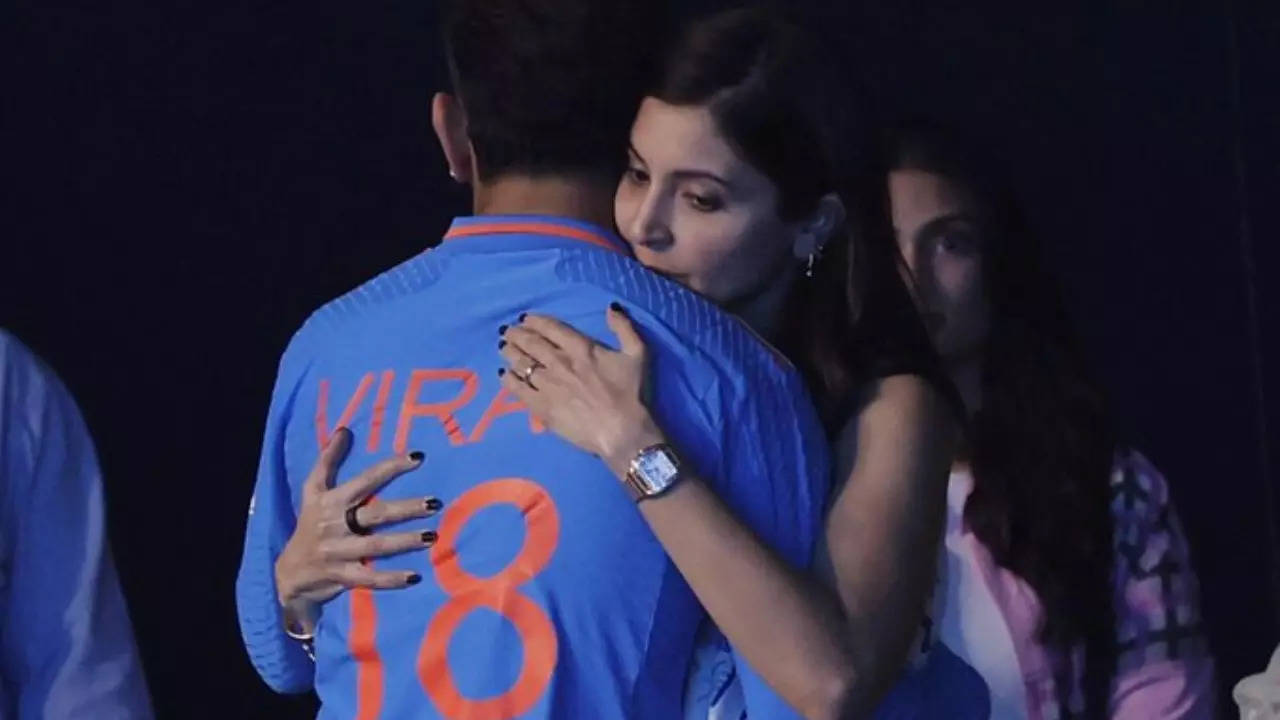 Anushka Sharma Consoles Heartbroken Virat Kohli After India's Defeat In  World Cup Final | Cricket News, Times Now