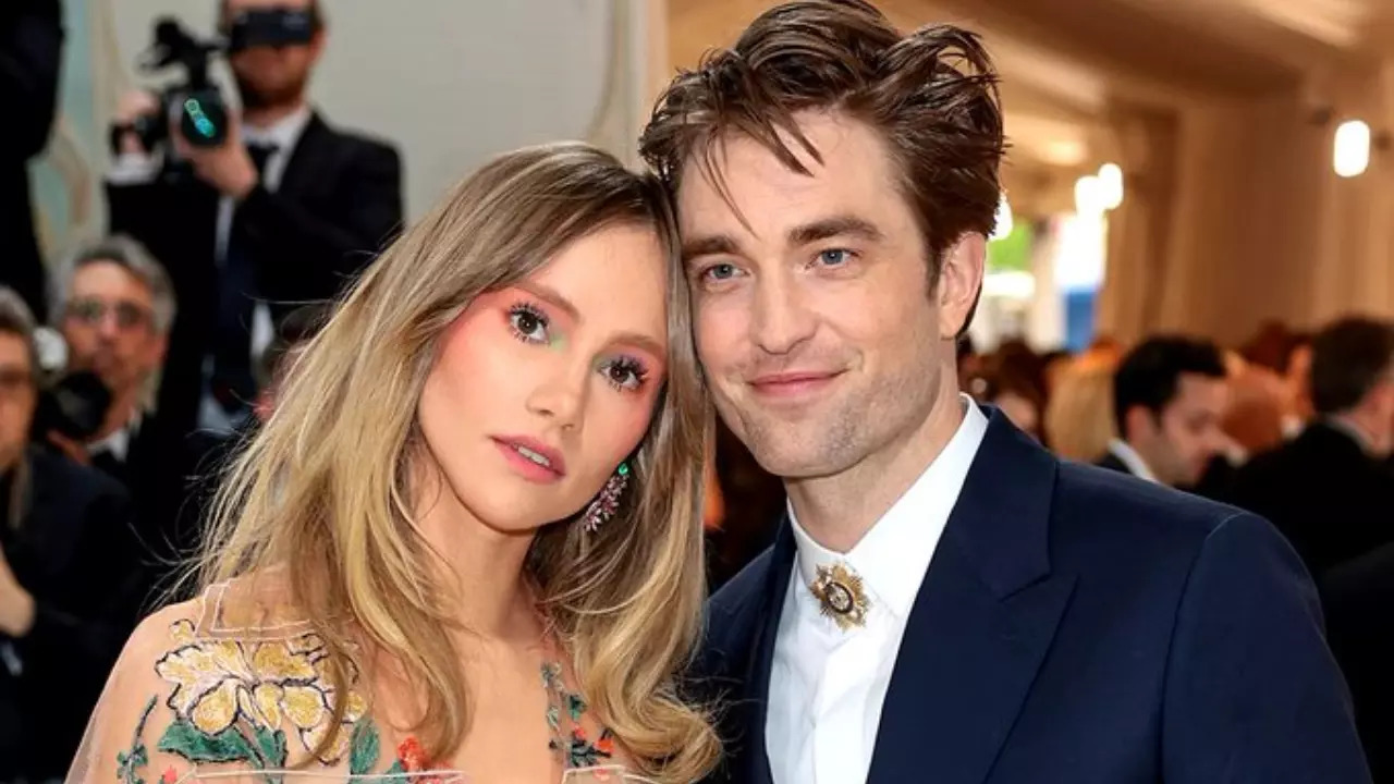 Robert Pattinson's Girlfriend Suki Waterhouse Reveals She's Expecting First Child