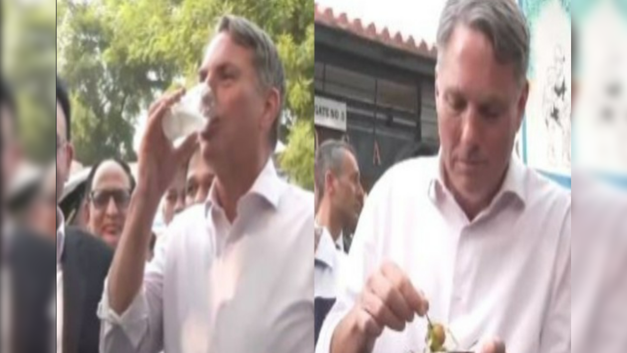 Australian Deputy PM Enjoys Nimbu Pani and Ram Laddu