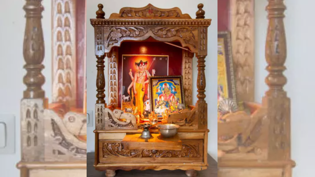 Vastu Shastra घरातील मंदिरात चुकूनही ठेवू नका 'ही' वस्तू, अन्यथा