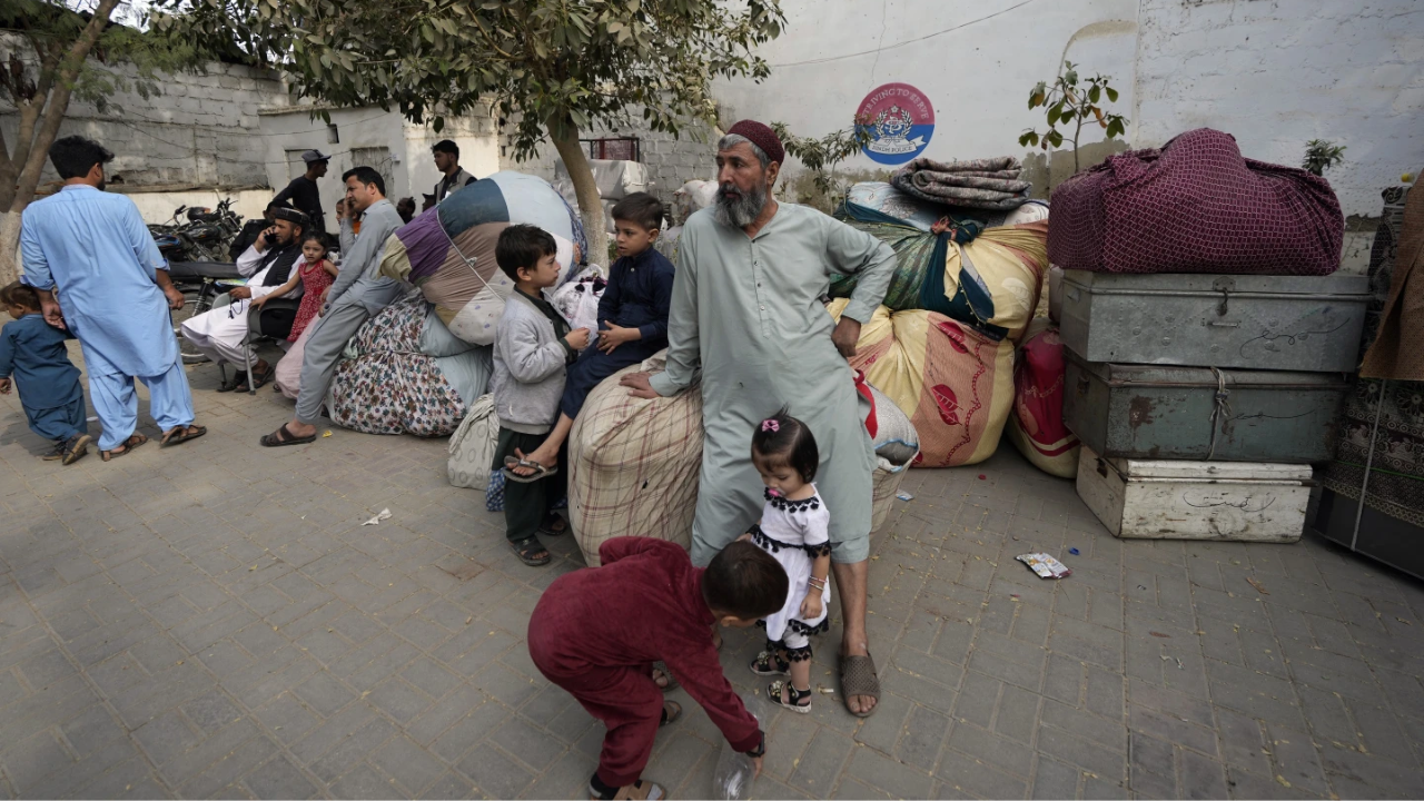 afghan migrants leave pak