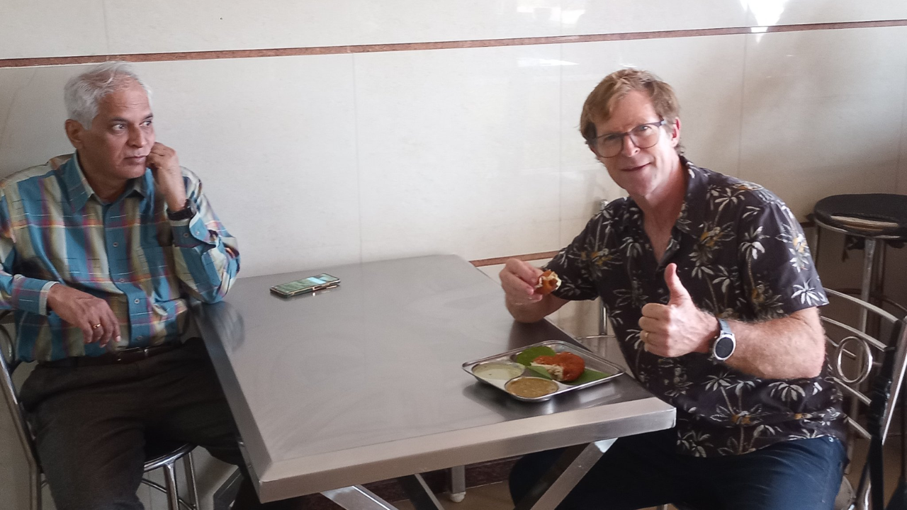 Jonty Rhodes Takes a Roadside Bite With Taxi Driver While Bengaluru Traffic Does Its Thing