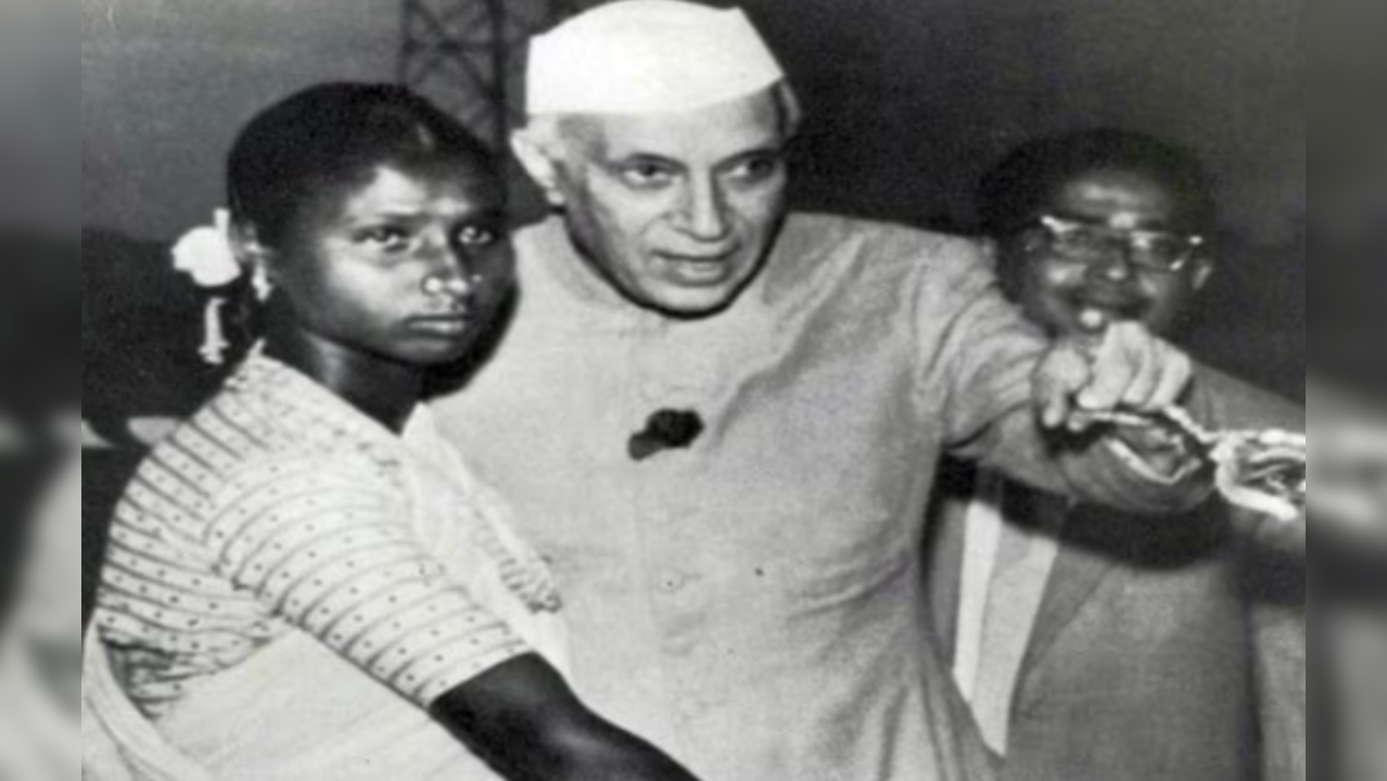 Budhni Manjhiyain Jawaharlal Nehru Garland