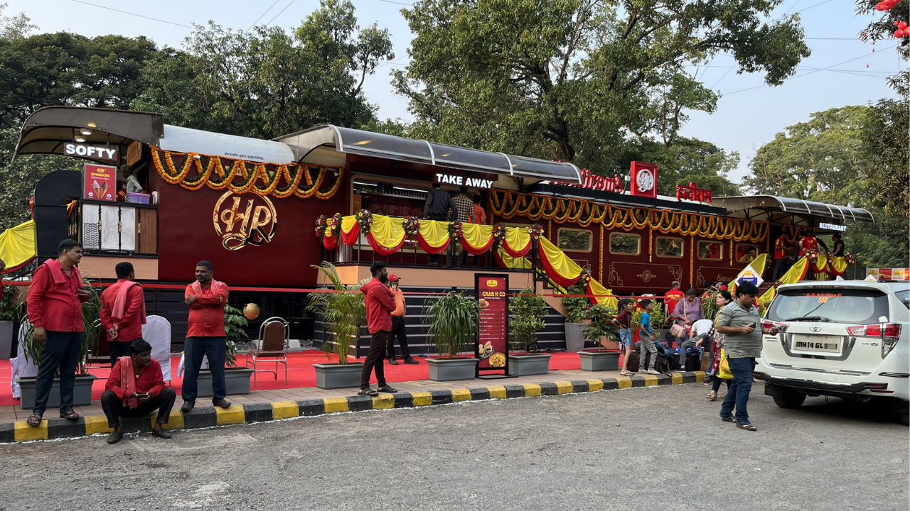 Restaurant-On-Wheels In Pune(Credits: Twitter/@DEVESHS67071822)