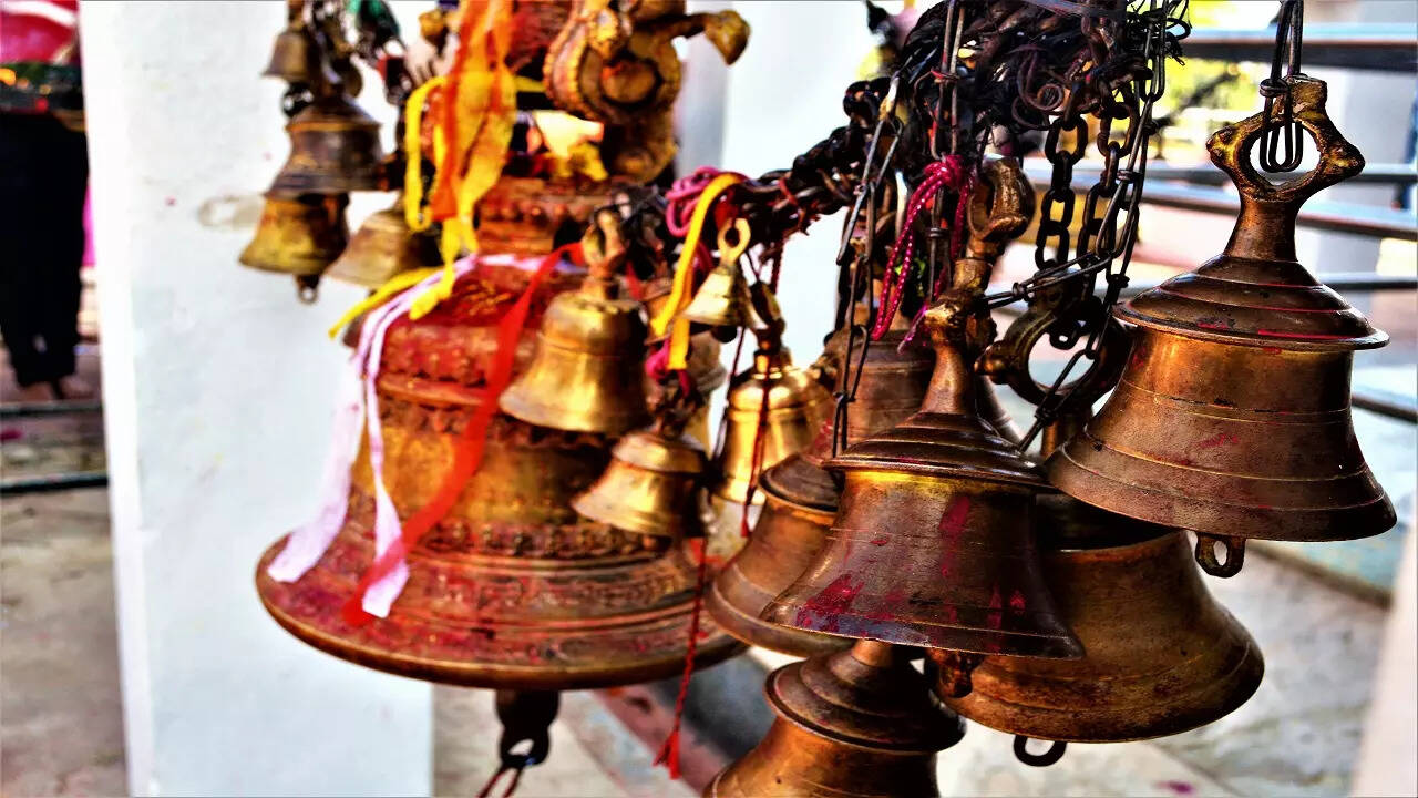 religious and scientific reasons for temple bell sound मंदिरात का केला जातो घंटानाद? काय आहे
