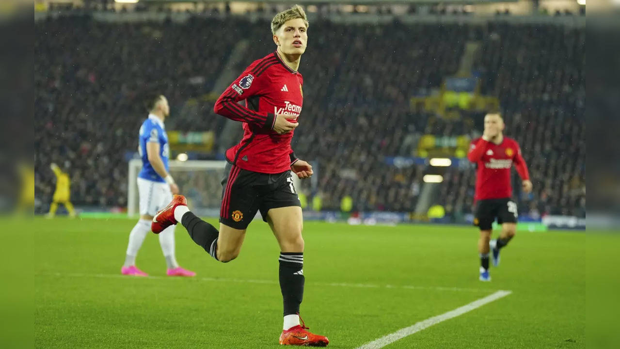 Manchester United beat Everton 3-0 in Premier League