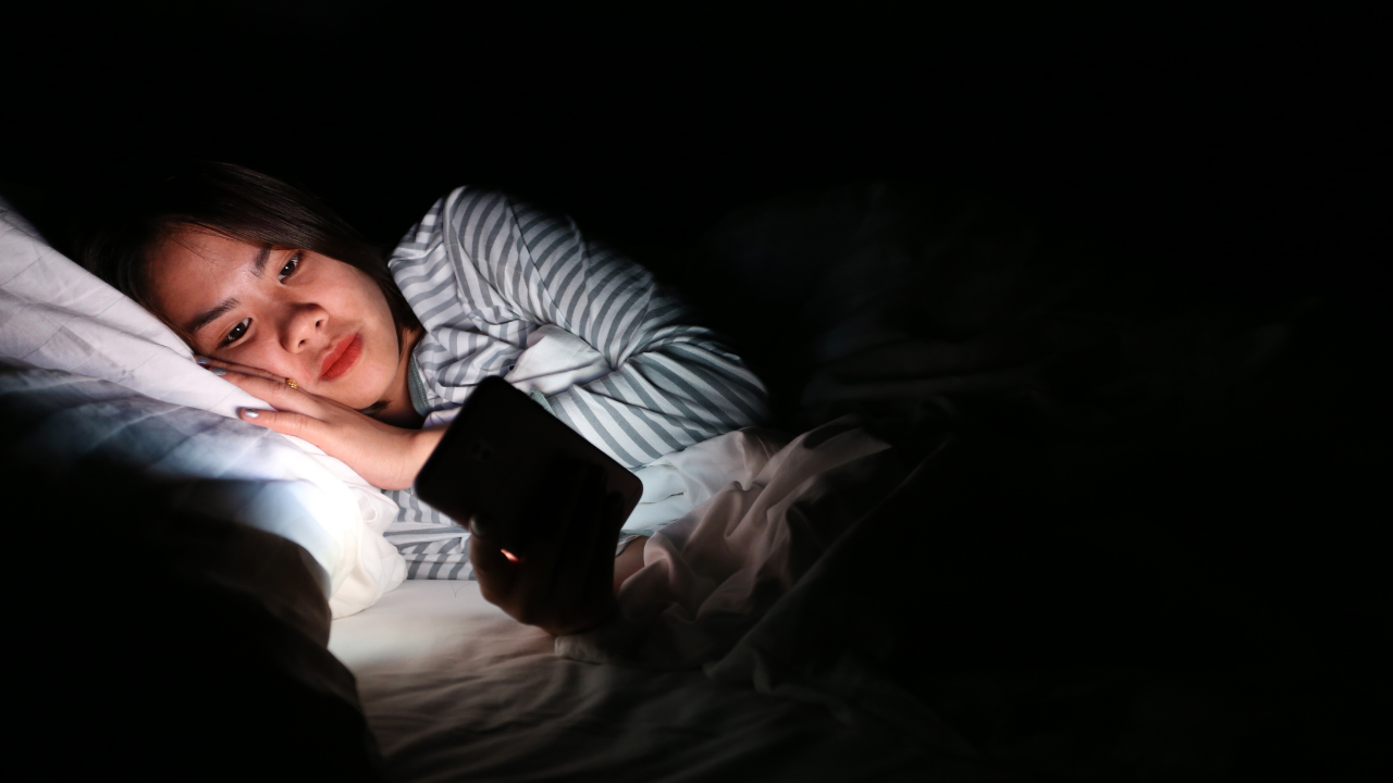 A fertility specialist shares why screen exposure at night and sleeping with lights on can decrease your chances of fertility. Pic Credit: Canva