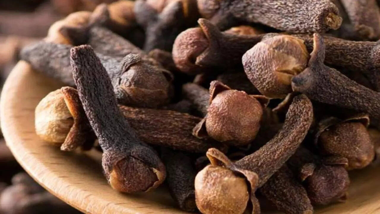 what are the benefits of burning cloves in the house astrological