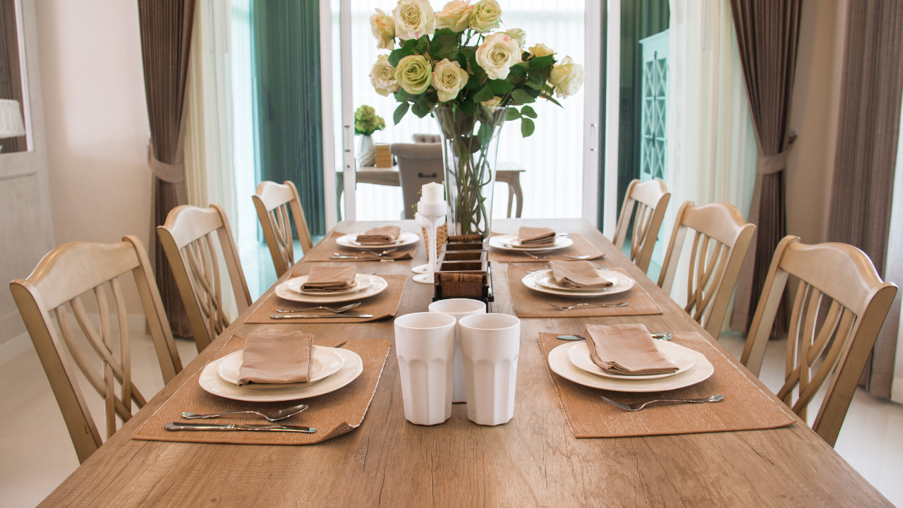 How to decorate your dining room table as per Feng Shui to add prosperity. Pic Credit: Canva