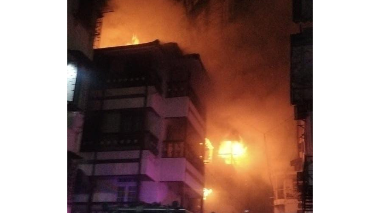 Fire broke out at gomati bhawan building in girgaon