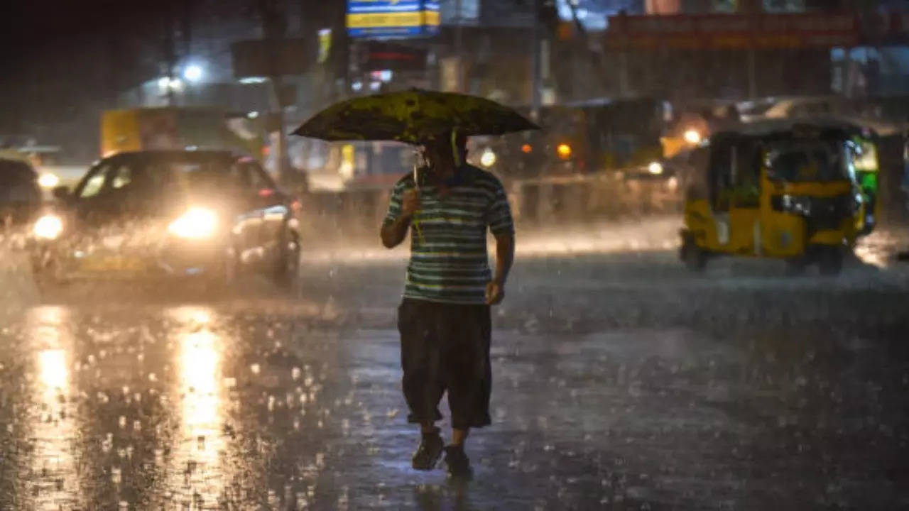 Cyclone Michaung Approaches Chennai Coast, Heavy Rainfall Hits Several Areas | VIDEO