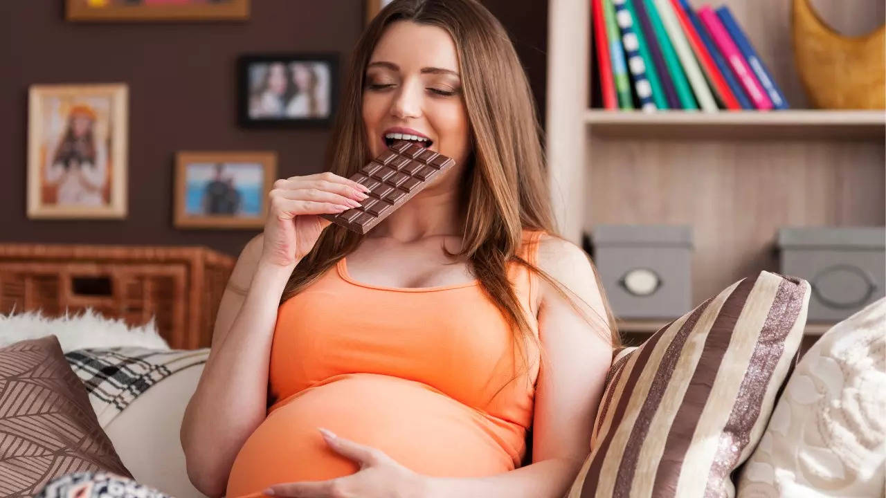 Know how to manage your sugar cravings during pregnancy. Pic Credit: Freepik