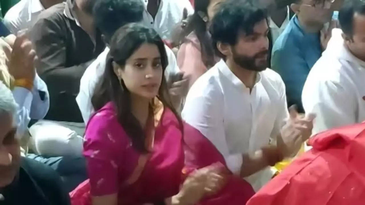 Janhvi Kapoor Seeks Blessings At Ujjain's Mahakaleshwar Temple With ...