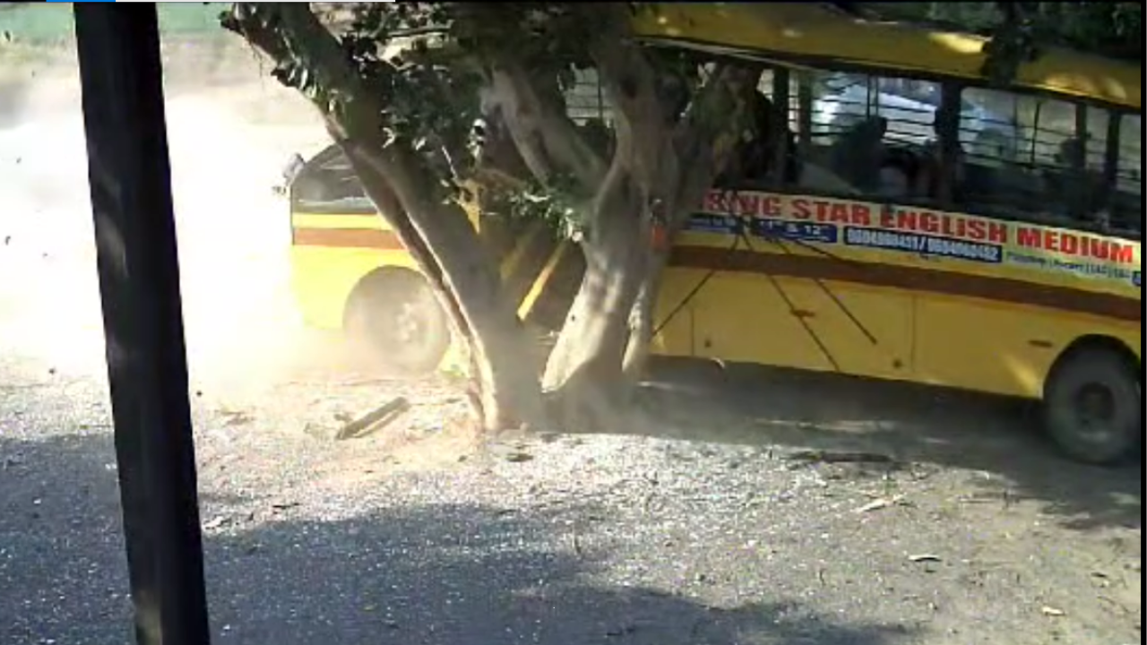 Pune Accident: School Bus Rams Into Tree, Children Rushed to Hospital