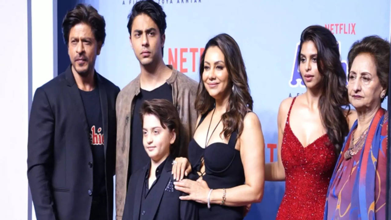 Shah Rukh Khan Wins Hearts As He Opts For 'The Archies' T-Shirt For ...