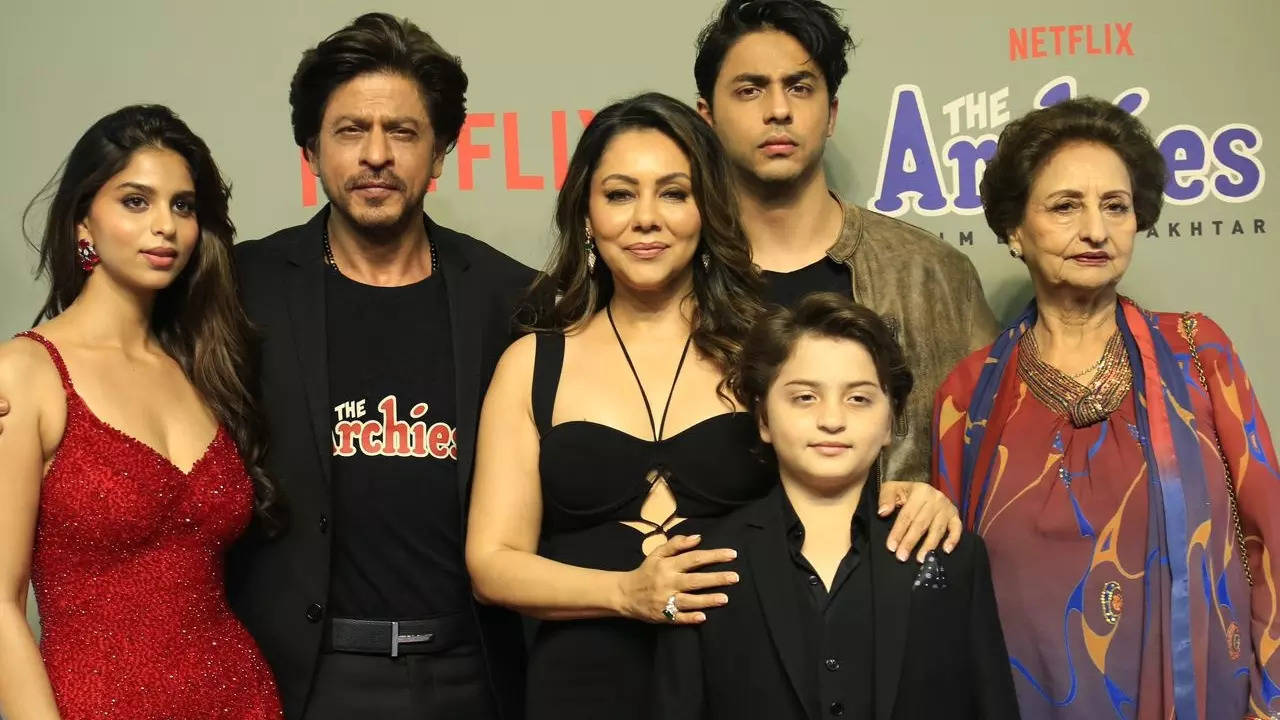 Suhana Is So Lucky! Shah Rukh Khan's Doting Dad Moments At The Archies ...