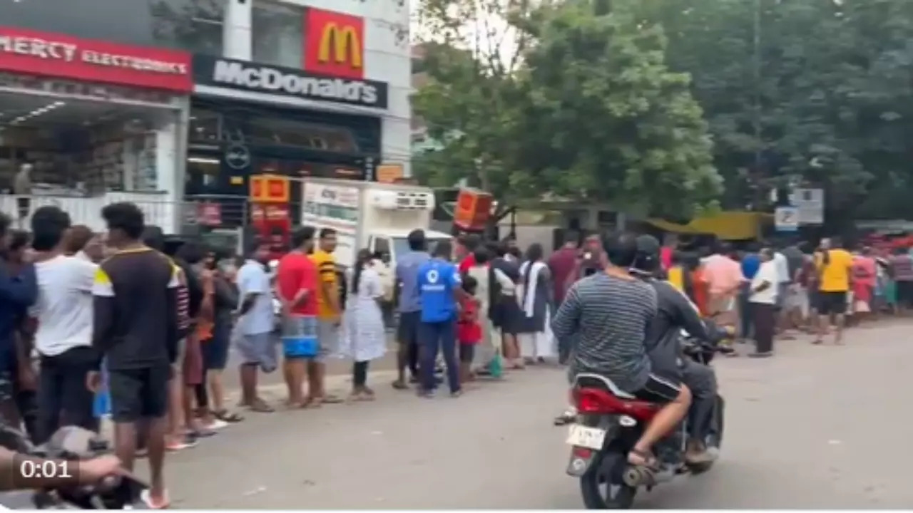 Chennai: Long Queues at Aavin Booths As Milk Shortage Hits City Amid Cyclone Michaung-Led Flooding | WATCH