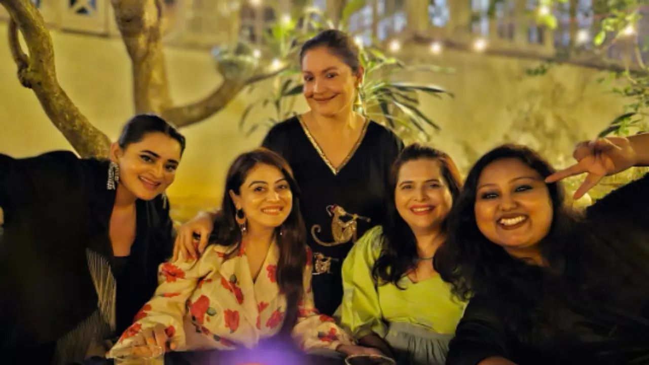 Falaq Naaz celebrates her birthday with Bebika Dhurve, Pooja Bhatt and Avinash Sachdev