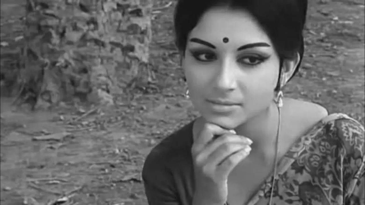 When  Sharmila Tagore Laughed In A Supposedly Emotional Sequence