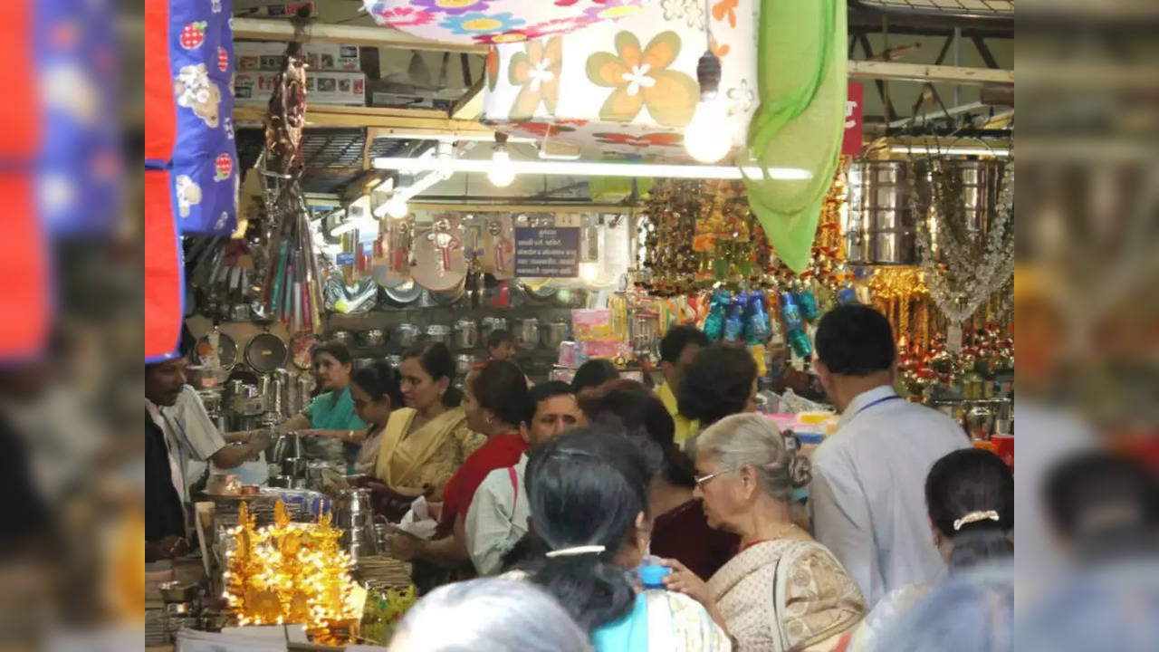 street shopping market in pune.