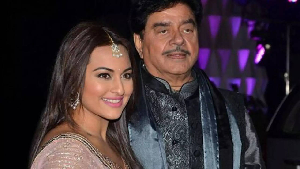 Sonakshi Sinha Celebrates King Of Kings Shatrughan Sinhas Birthday With Cute Pictures Hindi