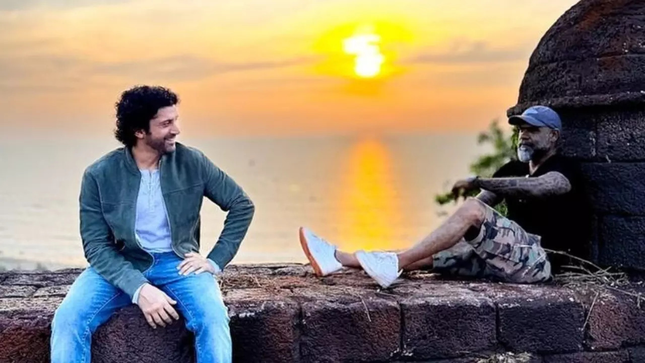 Farhan Akhtar Visits THIS Beautiful Location From Dil Chahta Hai After 23 Years And We Are Nostalgic