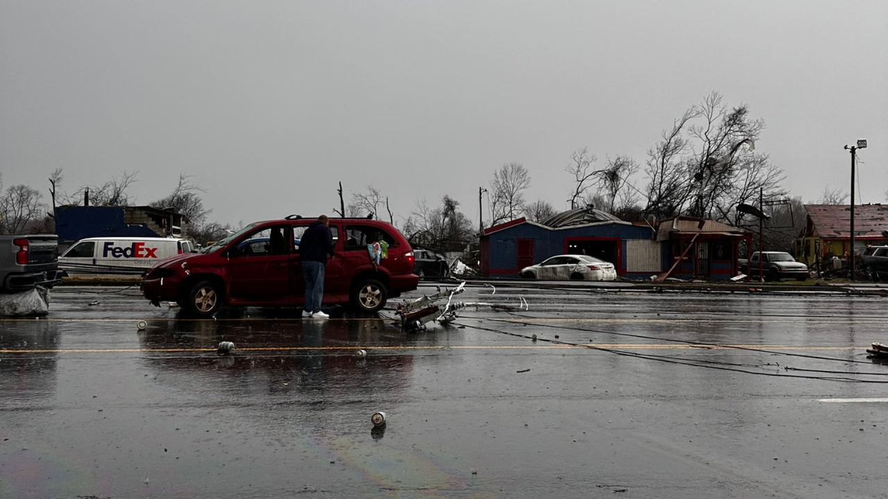 Clarksville Tornado Twister Moves Through Tennessee Town Amid Warning