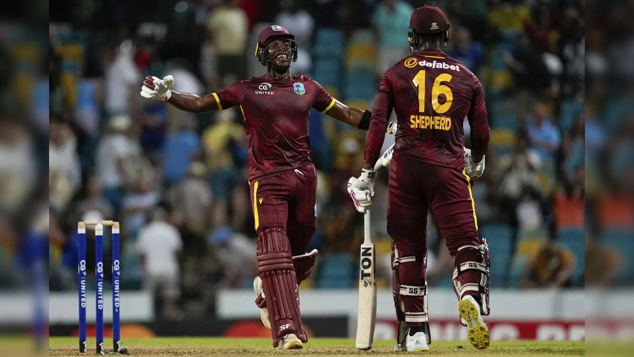 West Indies beat England by 4 wickets in 3rd ODI