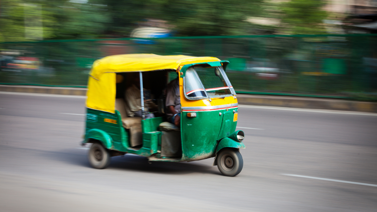 Bengaluru Auto Drivers Tries to Run Over Traffic Police, Threatens to Kill Him