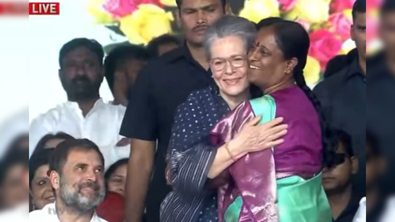 Seethakka Dansari Anasuya with Sonia Gandhi Rahul Gandhi