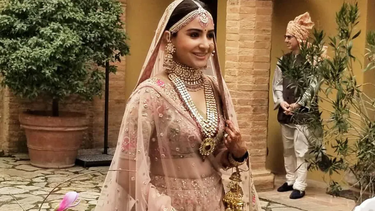 Anushka Sharma and Virat Kohli at their wedding reception in New Delhi.  Jewelry by Sabyasachi @anushkas… | Indian wedding outfits, Reception  sarees, Reception saree